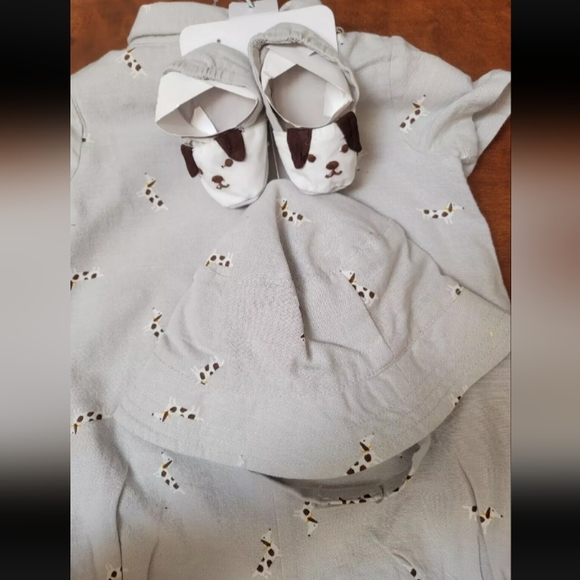 🆕Tommy Bahama 3 pc Baby Boy Romper Set w/ Hat & Shoes Dog Print Size 3-6 Mos. - Picture 3 of 6